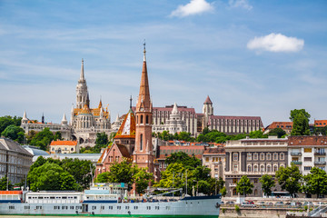 Budapeszt - krajobraz starego miasta z kościołem Macieja. - obrazy, fototapety, plakaty