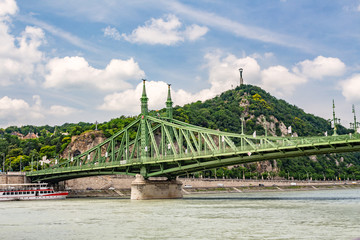 Budapeszt - krajobraz ze wzgórzem Cytadeli, rzeką Dunaj i mostem.