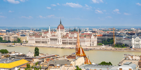 Budapeszt krajobraz miasta z rzeką Dunaj i Parlamentem.