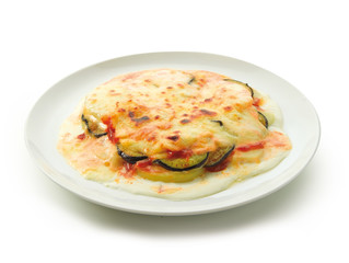 Calabacín con bechamel y queso fundido sobre fondo blanco. Zucchini with bechamel and melted cheese on a white background.