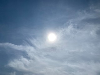 Obraz premium cielo azul y sol