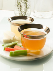  Tazas de Caldos de verdura, naturales, vista cenital. Cups of vegetable broths, natural, overhead view.