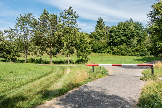 Gesperrter Weg durch Schranke