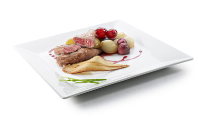 Plato de carne con cebolletas y granada. Meat dish with spring onions and pomegranate. 