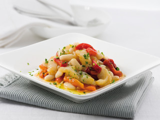 Ensalada de alubias con verduras y salsa vinagreta. Bean salad with vegetables and vinaigrette sauce.