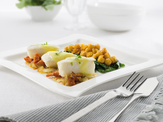 Merluza con garbanzos y espinacas. Hake with chickpeas and spinach.