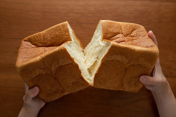 食パンを割る様子 女性手元