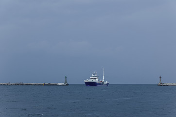 Obraz premium SCIENTIFIC RESEARCH SHIP - Evening over the sea port