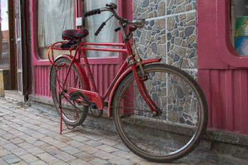 Fototapeta na wymiar Pink bicycle parked on the street