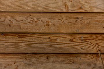 Neue Bretterwand mit starker Maserung © focus finder