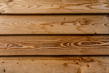 Neue Bretterwand mit starker Maserung