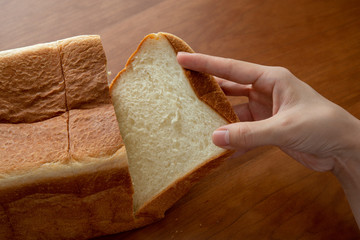 食パン 女性手元