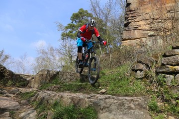 Naklejka premium Mountainbiker in schwierigen Gelände