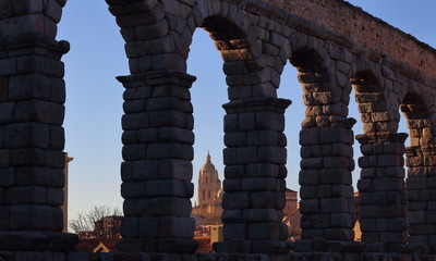 Acueducto romano de Segovia al atardecer (España)
