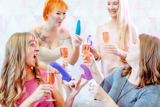 Beste Freundinnen haben Spa&szlig; bei einer Sex Toy Party
