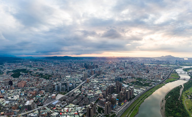 Obraz premium Skyline of taipei city in downtown Taipei, Taiwan.