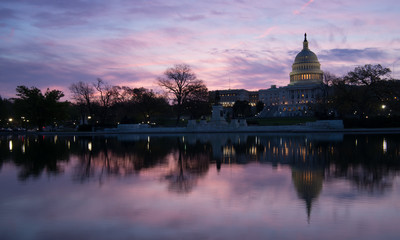 Obraz premium US Capitol and Reflection at Dawn