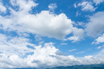 Fototapeta premium 松本市 山と夏の雲がちな空
