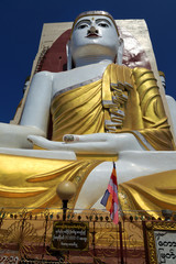 Sitzende Buddha-Statuen der Kyaik Pun Pagode in Bago