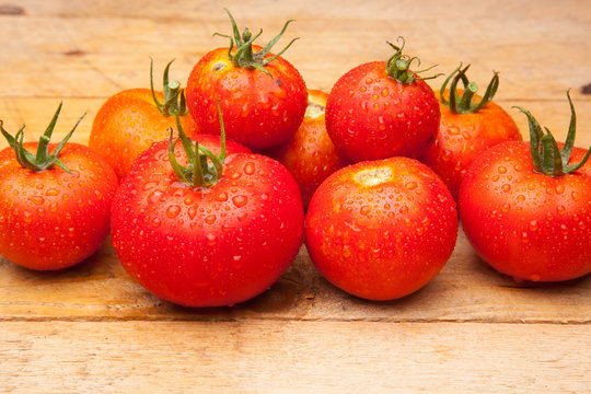 Foto de conjunto de tomates maduros, tomates sanos, saludables de buen sabor, preparados para comer, se pueden comer crudos o cocinados en salsas, mermeladas, sopas, sofritos, se pueden rellenar, se p