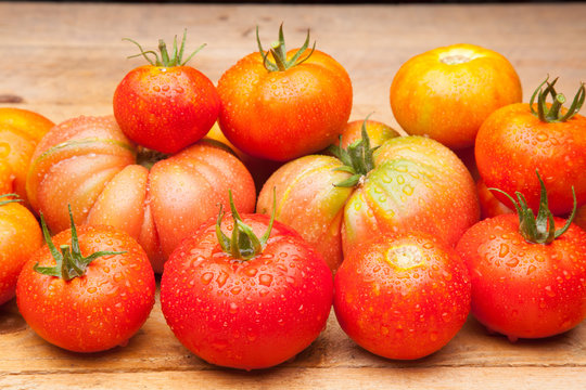 Foto de conjunto de tomates maduros, tomates sanos, saludables de buen sabor, preparados para comer, se pueden comer crudos o cocinados en salsas, mermeladas, sopas, sofritos, se pueden rellenar, se p