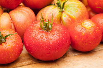 Foto de conjunto de tomates maduros, tomates sanos, saludables de buen sabor, preparados para comer, se pueden comer crudos o cocinados en salsas, mermeladas, sopas, sofritos, se pueden rellenar, se p