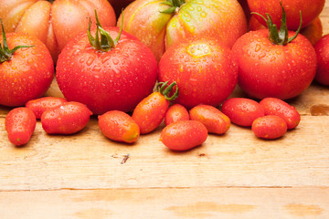 Foto de conjunto de tomates maduros, tomates sanos, saludables de buen sabor, preparados para...