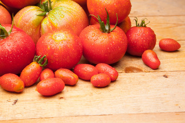 Foto de conjunto de tomates maduros, tomates sanos, saludables de buen sabor, preparados para comer, se pueden comer crudos o cocinados en salsas, mermeladas, sopas, sofritos, se pueden rellenar, se p