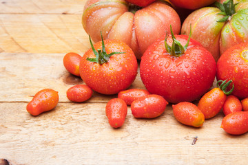 Foto de conjunto de tomates maduros, tomates sanos, saludables de buen sabor, preparados para...