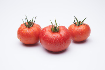 Tomates rojos y maduros, tomates ecológicos, fruta que se puede comer cruda en ensaladas, se puede...