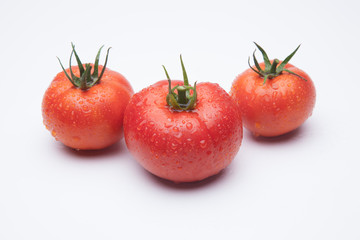 Tomates rojos y maduros, tomates ecológicos, fruta que se puede comer cruda en ensaladas, se puede cocinar y hacer salsas, mermeladas, zumos, sopas; se puede comer