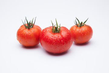 Tomates rojos y maduros, tomates ecológicos, fruta que se puede comer cruda en ensaladas, se puede cocinar y hacer salsas, mermeladas, zumos, sopas; se puede comer