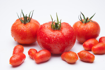 Tomates maduros y tomates cherry juntos en la misma foto. Foto de conjunto de tomates saludables y...