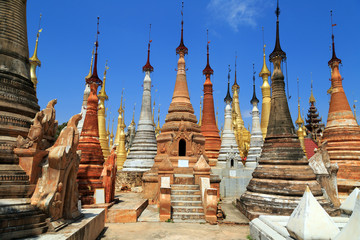 Fototapeta premium Shwe Inn Thein-Stupas