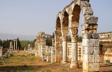 Fassadenstraße in der Ruinenstadt Anjar