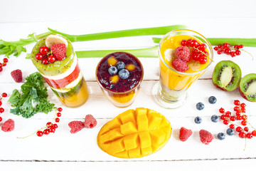 Wielowarstwowe smoothie z żółtych, zielonych i czerwonych owoców i warzyw © Monika