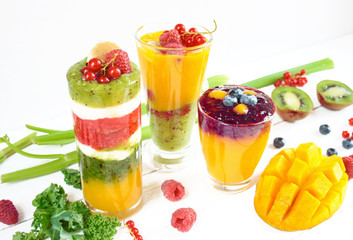 Wielowarstwowe smoothie z żółtych, zielonych i czerwonych owoców i warzyw © Monika