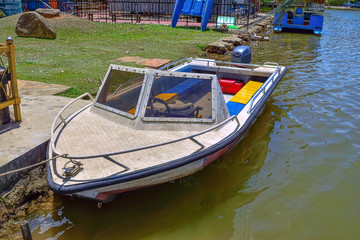 Obraz premium Boat on the lake with green nature background