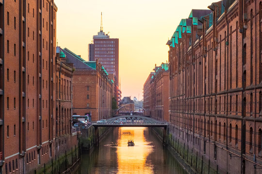 Brooksfleet canal in Speicherstadt warehouse district in late afternoon, HafenCity, Hamburg, Germany