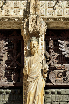 The Catedral Primada (Primate Cathedral of Saint Mary of Toledo), dating back to the 13th century, is considered the magnum opus of the Gothic style in Spain. Detail of statues on the Cathedral facade. A Unesco World Heritage Site, Toledo. Castilla la Mancha, Spain