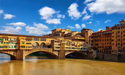 Obraz premium Panorama view to ancient bridge Ponte Vecchio at river Arno in Florence old town, famous touristic place of Tuscany region, Italy.
