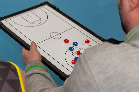 tablet coach of the basketball team with the plan of actions of the players