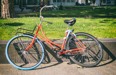Fototapeta na wymiar Bike leaned on a wayside in Rotterdam city, Netherlands