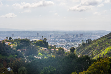 Obraz premium Beautiful view of Los Angeles city from Hollywood Hills and Sunset Blvd