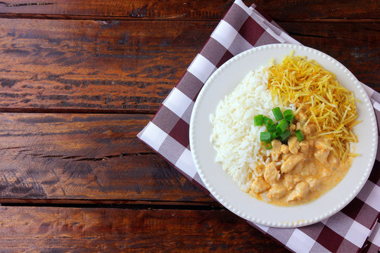 Chicken stroganoff, is a dish originating from Russian cuisine that in Brazil is composed of sour cream with tomato extract, rice and potato chips.
