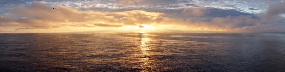 Obraz premium Sunrise on the high seas, Iceland 
