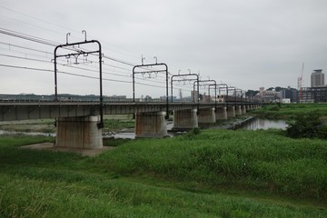 鉄橋の上を走る電車