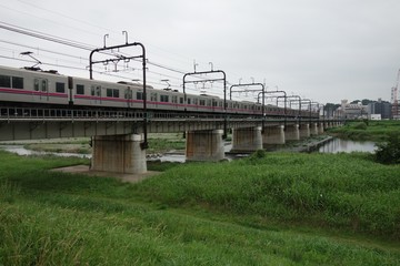 Fototapeta na wymiar 鉄橋の上を走る電車