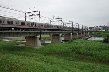 鉄橋の上を走る電車