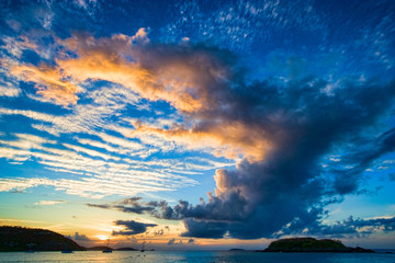 Fototapeta na wymiar Beautiful sunset over a tropical beach.